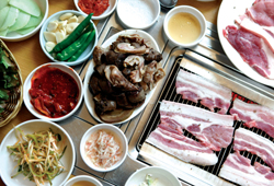 유성식당의 순대와 지리산 흑돼지구이.