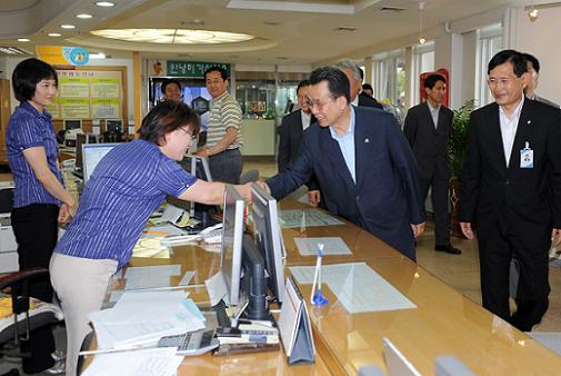 한승수 국무총리가 10일 충남 금산군청을 방문, 군청직원들을 격려하고 있다.<사진=문화체육관광부 홍보지원국 변성주>  
