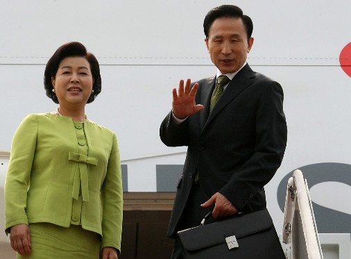 버락 오바마 미국 대통령의 초청으로 미 워싱턴을 방문하는 이명박 대통령과 부인 김윤옥 여사가 15일 오전 성남 서울공항에서 환송객들에게 손을 들어 인사하고 있다.<사진=연합뉴스>