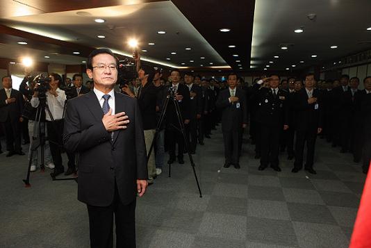 이귀남 법무부 장관이 30일 오전 법무부에서 열린 취임식에서 국민의례를 하고 있다.