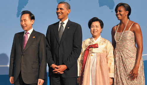 G20 정상회의에 참석중인 이명박 대통령 부부가 9월 24일 미국 오바마 대통령이 주최한 환영 리셉션에 앞서 기념촬영을 하고 있다.