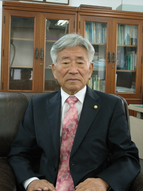 김승곤 한글학회장은 무턱대고 외국어를 쓰면, 의미가 불분명해질 뿐 아니라 우리 말글을 해친다고 강조했다. 