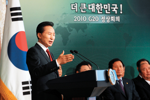 9월 30일 이명박 대통령이 기자회견을 통해 G20 정상회의 유치 의미에 대해 설명하고 있다.