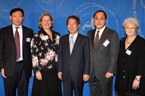 8일 오후 소공동 롯데호텔에서 열린 아시아소사이어티 코리아센터 송년의밤 행사에서 정운찬 총리가 참석자들과 기념촬영을 하고 있다. <사진=연합뉴스>