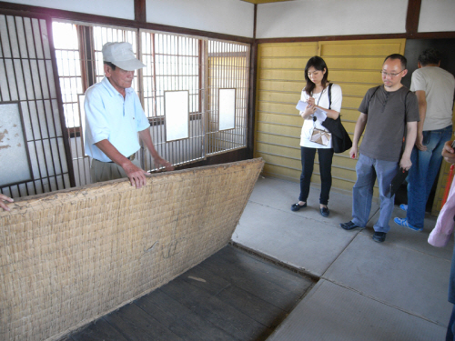 보수팀이 벌교읍 보성여관에 대한 원형 정밀검사를 실시하고 있다.