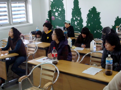 친환경살림법을 배우러온 엄마들은 천연세제를 만드는 비법을 전수받기위해 눈을 반짝였다.