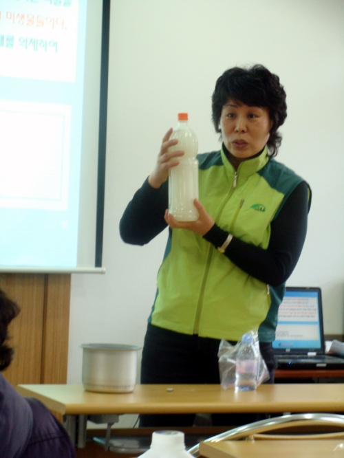 서울숲사랑모임의 배해진 강사가 쌀뜨물의 원리를 설명하고있다.