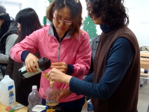 이날 에코플러스엄마학교의 엄마들은 그녀들만의 특유의 실험정신을 뽐냈다.
