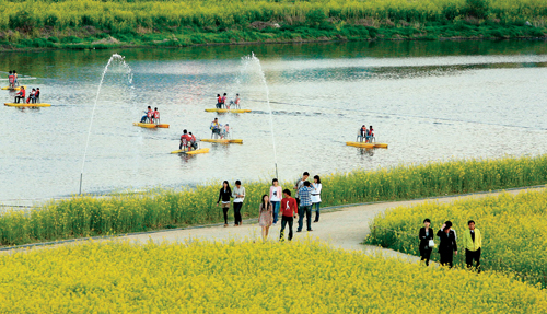 영산강 살리기 사업은 생태 복원 프로젝트로 사람들과 강이 어울리는 공간으로 재탄생시킨다. 지난해 전남 나주시 영산강변에 조성된 드넓은 유채밭에서 홍어축제가 열렸다.
