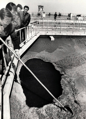 영산강은 하수처리나 환경기초시설이 미비해 유수유량이 조금만 많아도 각종 쓰레기들로 몸살을 앓는다. 사진은 심각하게 오염된 1990년대 영산호 상류의 몽탄취수장.