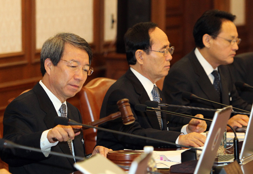 정운찬 국무총리가 27일 서울 광화문 정부중앙청사에서 열린 국무회의에서 안건을 상정하고 있다.(사진=연합뉴스)