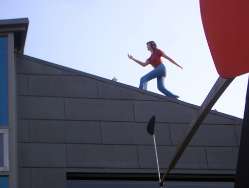 조나단 브롭스키의 ‘지붕 위를 걷는 여자’