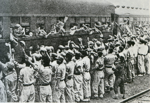 영천전투를 포함한 낙동강방어전 기간 중 대구에서는 매일 500~3000명의 신병을 전선으로 투입했다. 사진은 열차를타고 전선으로 향하는 신병들. 사진=국방일보