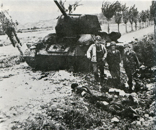 1950년 9월 영천전투 승리 직후 8사단 21연대 장교들이 파괴된 북한군 T-34 전차 앞에서 환하게 웃고 있다. 사진=국방일보