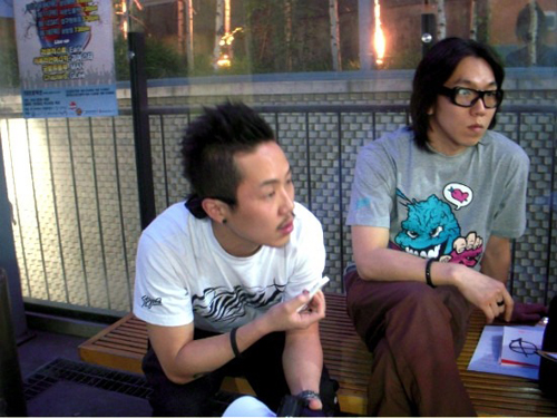 홍대 앞 상상마당 야외의 한 벤치에서 인터뷰 중인 JNJ CREW (왼쪽부터 Jay Flow, Artime Joe) 