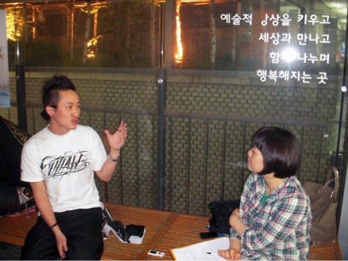 인터뷰 중인 Jay Flow 