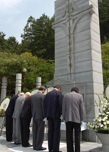 충북 옥천군 금강휴게소 인근에 자리한 경부고속도로 순직자 위령탑, 매년 7월 7일 위령제가 열리고 있다.(사진=연합뉴스)