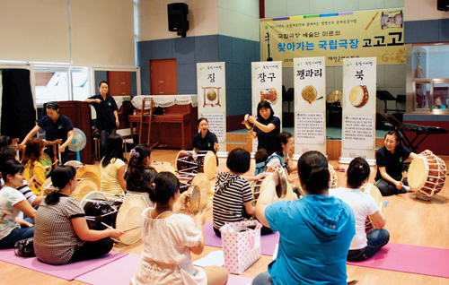 국립국악관혁악단 단원들이 지난 6월 28일 충남 태안군 여성회관에서 이 지역 결혼이주여성들에게 우리 전통악기 연주 시범을 보이고 있다.