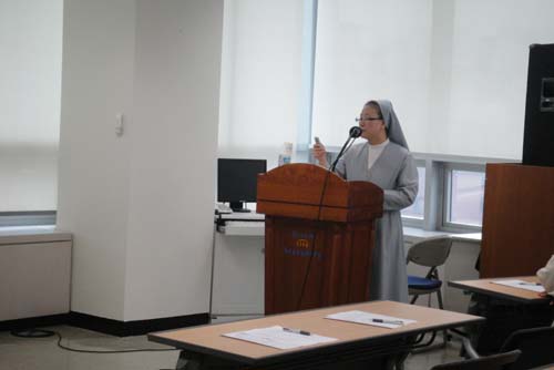 조정옥씨는 스스로 조절하기 힘든 술은 주변 사람들의 도움을 받아야 한다고 설명했다.