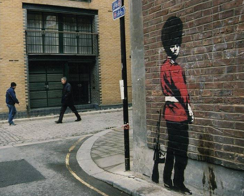 뱅크시는 반전, 평화와 자본주의에 대한 비판적 메시지를 스프레이를 이용, 낙서 형식의 벽화를 만든다.