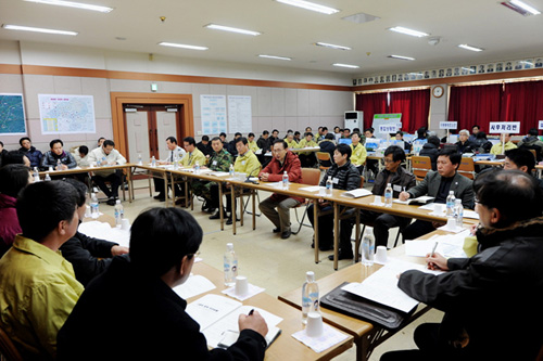 이명박 대통령은 16일 강원도 횡성을 방문해 구제역 초소에 직접 들러 방역 활동에 힘쓰고 있는 공무원과 군인, 수의사, 자원봉사자 등에게 따뜻한 음료수를 전달하며 격려했다.