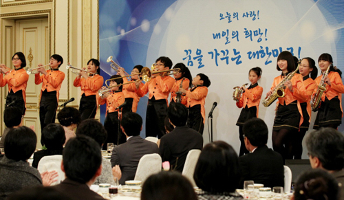 이명박 대통령 내외는 9일 일선학교, 청소년쉼터, 돌봄센터 등 사회 각 분야에서 아동·청소년의 꿈을 키워주기 위해 헌신하는 관계자들을 청와대에 초청, 오찬을 함께 하며 격려했다.