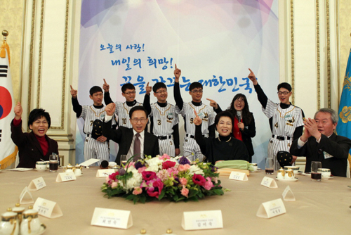 이명박 대통령 내외는 9일 일선학교, 청소년쉼터, 돌봄센터 등 사회 각 분야에서 아동·청소년의 꿈을 키워주기 위해 헌신하는 관계자들을 청와대에 초청, 오찬을 함께 하며 격려했다.