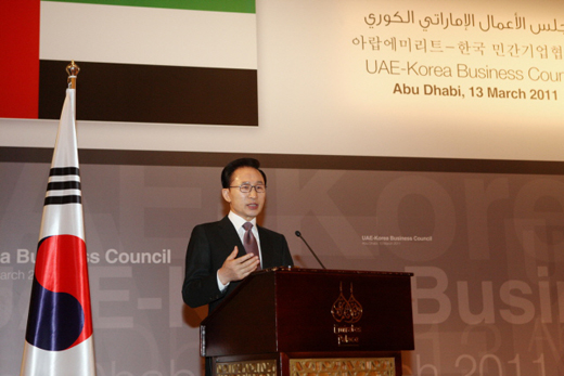 이명박 대통령이 13일 오후(현지시간）아부다비 팰리스호텔에서 열린 ‘한-UAE 민간기업 협의회’에 참석, 양국경협 등 현안에 관해 발언하고 있다.