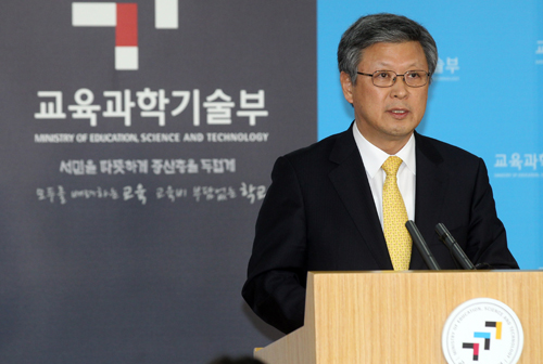 윤철호 한국원자력안전기술원장이 15일 오후 서울 세종로 정부중앙청사에서 최근 일본 원전 폭발사고와 관련한 국내 방사능 영향에 대해 설명하고 있다. 윤 원장은 “최악의 상황을 가정해도 한국은 방사능에 안전하다”고 말했다. (사진=연합뉴스)