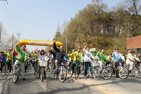 이명박 대통령이 16일 오후 경북 상주시에서 열린 제3회 대한민국 자전거 축전에 참석, 시민들과 자전거를 타고 북천 주변을 달리고 있다. 