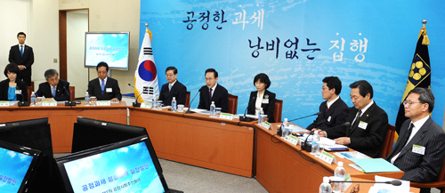 지난 3월 31일 서울 종로구 종로5길 국세청에서 이명박 대통령이 참석한 가운데 개최된 제2차 공정사회 추진회의. 우리 국민이 절실하다고 느끼는 조세정의를 위한 실천방안들이 제시됐다.