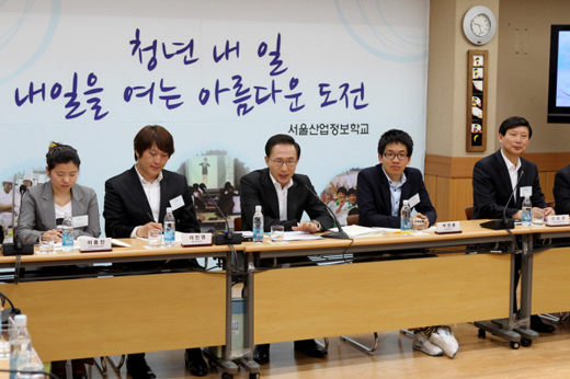 이명박 대통령이 19일 오전 서울 관악구 서울산업정보학교에서 열린 제86차 국민경제대책회의를 주재하고 있다. (사진=청와대)