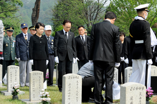 6일 오전 서울 동작구 동작동 국립서울현충원에서 6ㆍ25전쟁 전사자 고(故) 이천우 이등중사(병장)의 유해 안장식이 거행되고 있다.