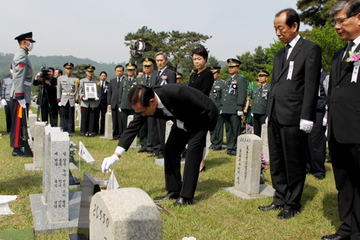 이명박 대통령이 6일 오전 서울 동작구 동작동 국립서울현충원에서 6ㆍ25전쟁 전사자 고(故) 이천우 이등중사(병장)의 유해 안장식에서 분향하고 있다.