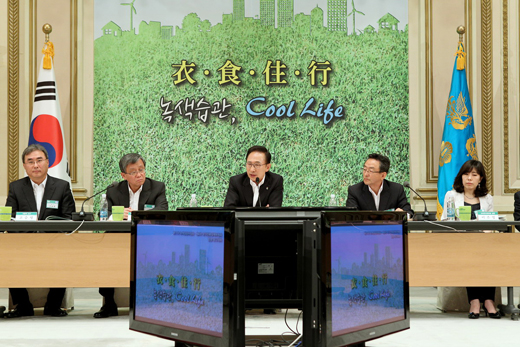 지난달 6일 청와대에서 열린 제11차 녹색성장위원회 보고대회에 참석한 이명박 대통령이 회의를 주재하고 있다. (사진=청와대 제공)