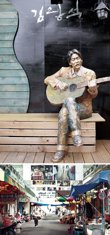 김광석 동상이 있는 벤치. 포토존으로 나란히 앉아 사진촬영해 볼 수 있다(위 사진). 방천시장에는 상인들의 생활상을 담은 사진현수막이 걸려있다(아래 사진).