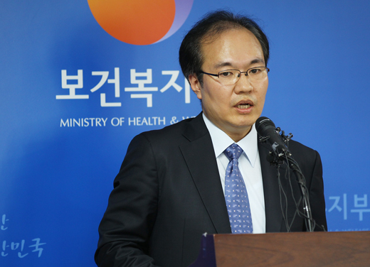 권준욱 질병관리본부 감염병관리센터장이 지난 8월 31일 보건복지부에서 열린 브리핑에서 출산전후 산모들을 죽음의 공포로 몰아갔던 원인미상의 폐질환이 가습기 살균제 때문에 발생했을 가능성이 있다고 밝히고 있다.(사진=저작권자 (c) 연합뉴스. 무단전재-재배포금지)