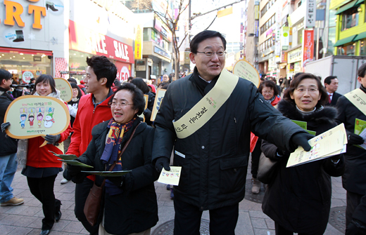 지난 22일 오후 서울 명동 거리에서 홍석우 지식경제부 장관 등이 에너지절약 캠페인을 벌이고 있다. (사진=저작권자 (c) 연합뉴스. 무단전재-재배포금지)  