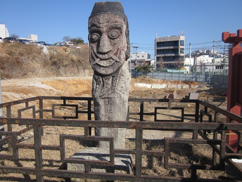 조형미가 뛰어난 도깨비 얼굴의 독특한 형상으로, 이곳 마을이 동남방과 서북쪽이 허하다는 풍수지리설에 따라 이를 채워주고 잡귀를 쫓아 재난을 막아주는 마을 수호신으로 세운 장승이다.