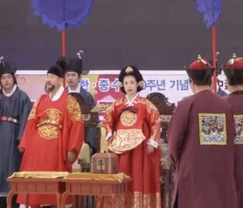 ‘제11회 인천 중국의 날 문화축제’에서 외국인 사신단을 맞이하기 위한 ‘수인국서폐의’를 선보이고 있다.