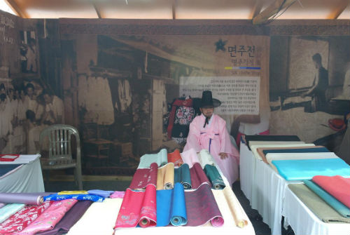 면주전(명주가게)에서 물건을 팔던 상인의 모습을 재현했다.