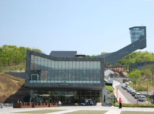 서울 강북구에 위치한 북서울꿈의숲 꿈의숲아트센터 1층에 북카페 카페드림이 위치해 있다.