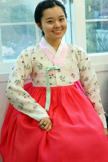 한복놀이단 박선영 단장은 외국친구들을 만나보면 우리나라 사람보다 한복에 관심이 더 많다며, 한복의 우수성과 아름다움을 다시 살려내고 대중화를 위해 힘써 나가겠다고 했다.