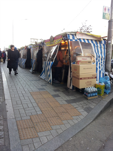 노량진역 도로변에 위치한 합법노점은 그대로 운영중이다.