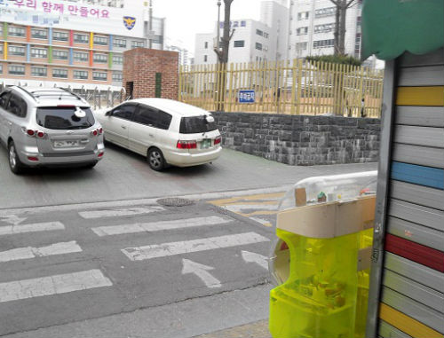초등학교 앞에 바로 문구점 장난감 뽑기 박스가 있다. 학생들은 100원~1000원 가량의 저렴한 가격으로 장난감을 아무런 제재없이 살 수 있다.