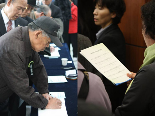 방문록에 이름을 남기는 독립유공자 가족의 모습과 기념가를 제창하는 모습이다.