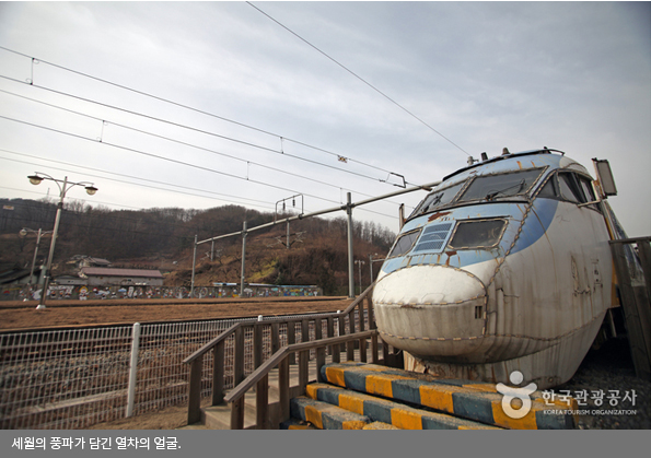 세월의 풍파가 담긴 열차의 얼굴