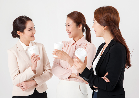 수다떨고 있는 여자들.