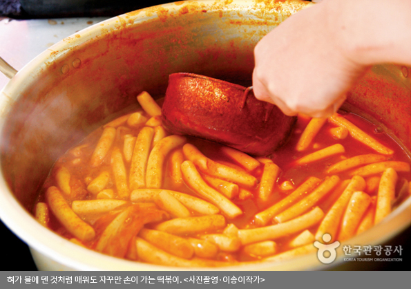 혀가 불에 덴 것처럼 매워도 자꾸만 손이 가는 떡볶이〈사진촬영·이송이작가〉