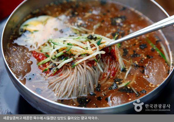 새콤달콤하고 매콤한 육수에 시들했던 입맛도 돌아오는 향교 막국수